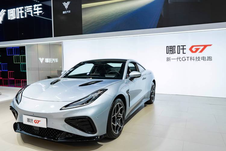 广州230哪吒汽车在智能汽车领域的表现，领途汽车在新能源汽车市场中的影响力